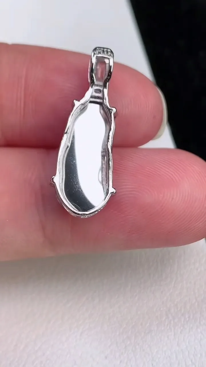 天然A货翡翠福豆吊坠，尺寸18-8-4，重量:1.29g
7月21日