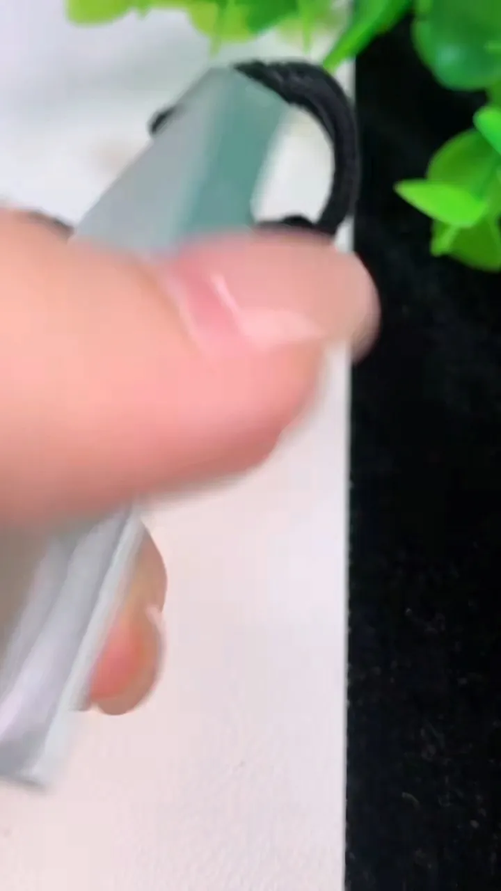 天然A货翡翠飘花生肖马吊坠，尺寸56.6-35.6-5.7，重量:40.00g
7月21日
