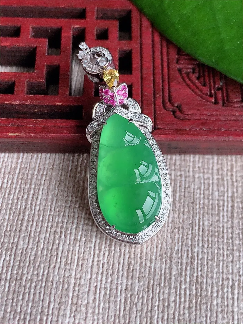 天然A货翡翠18K金伴甜绿四季豆福豆平安豆吊坠 尺寸35.6×13×7.6裸石18.8×9.8m量5.55g 0720