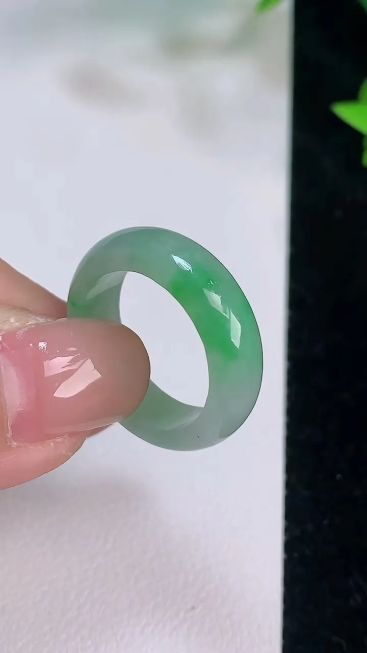 天然A货翡翠戒指指环，尺寸17-6-3，重量:3.63g2025年7月21日
工厂直销收藏佳品,种好水足，色泽均匀，有种有色，上手高大气！