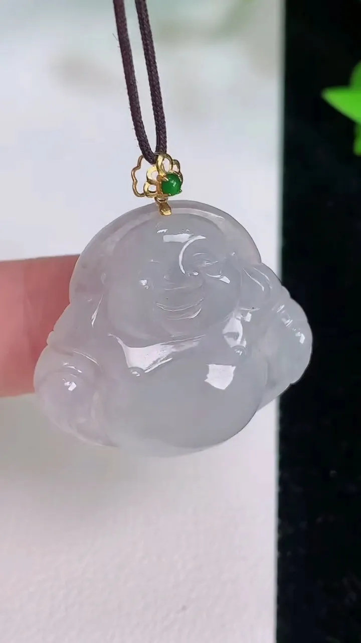 天然A货翡翠种白冰佛公吊坠，尺寸26.4-27.6-6.4，重量:7.15g
7月21日