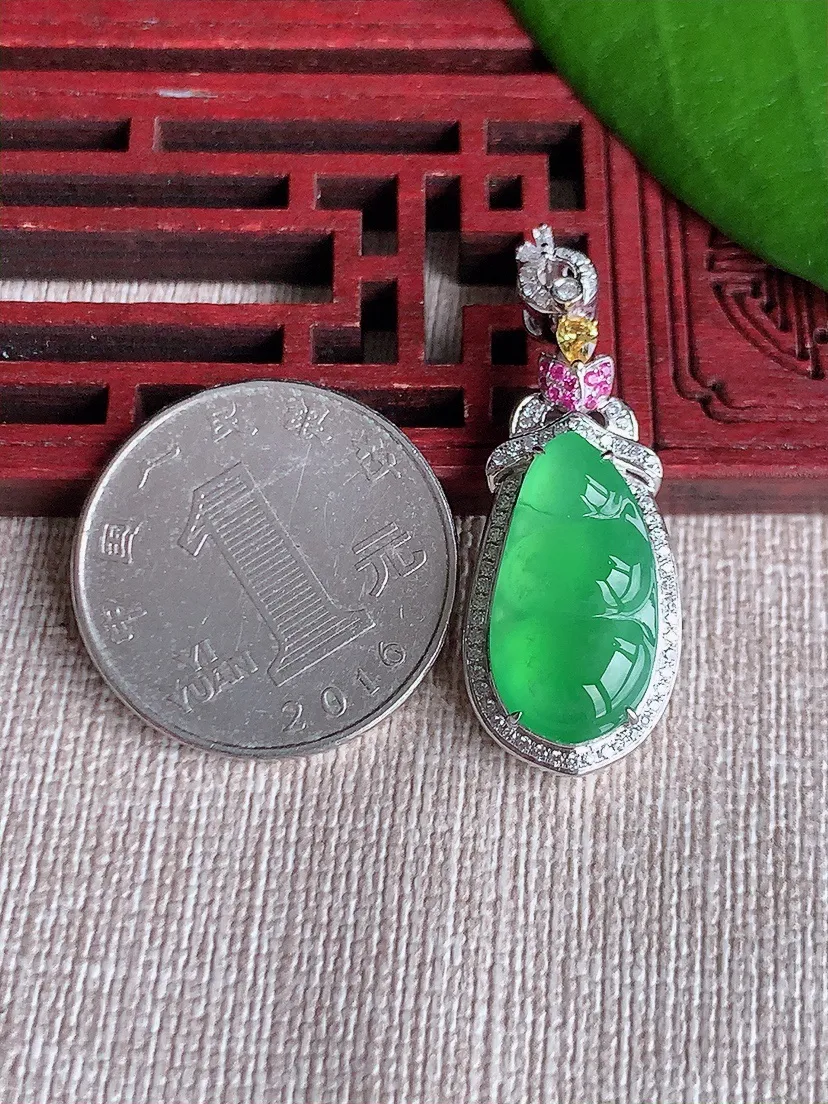 天然A货翡翠18K金伴甜绿四季豆福豆平安豆吊坠 尺寸35.6×13×7.6裸石18.8×9.8m量5.55g 0720