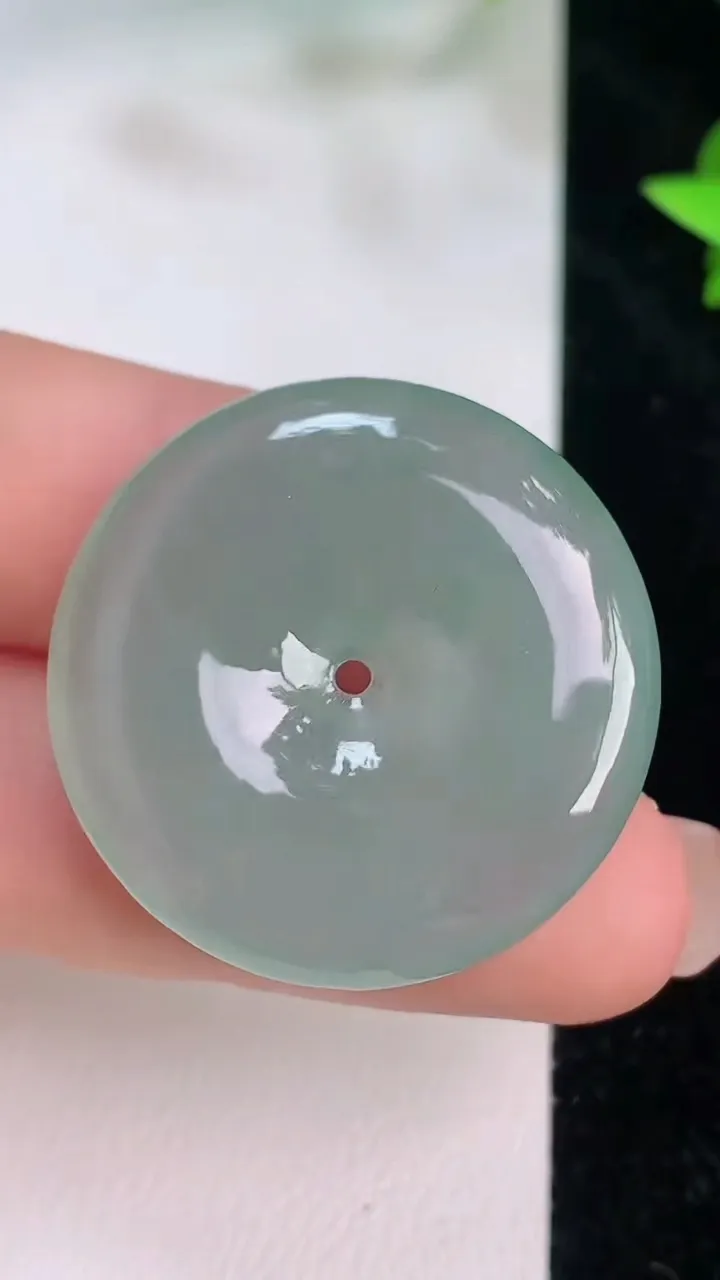 天然A货翡翠平安扣吊坠，尺寸29-5.6，重量:10.20g
7月21日