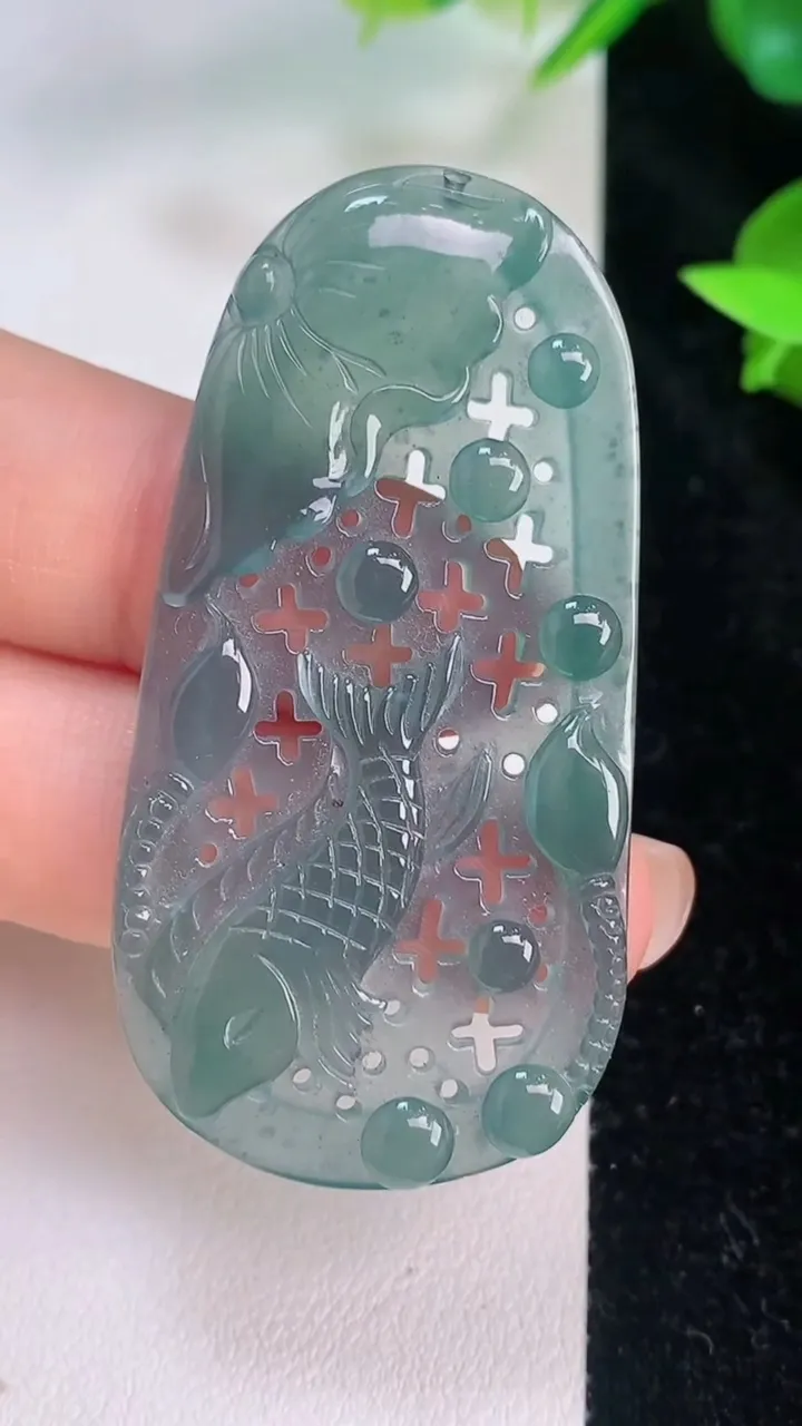 天然A货翡翠蓝水年年有余 荷叶鱼吊坠，尺寸53.5-28-3.4，重量:9.42g
7月21日