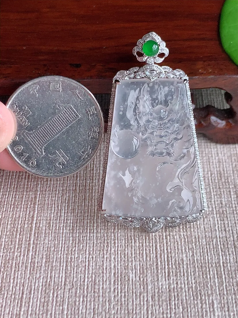 天然A货翡翠18K金伴白月光龙牌吊坠尺寸47.7×25.3×8.6裸石31.5×22.5m量10.09g 0720