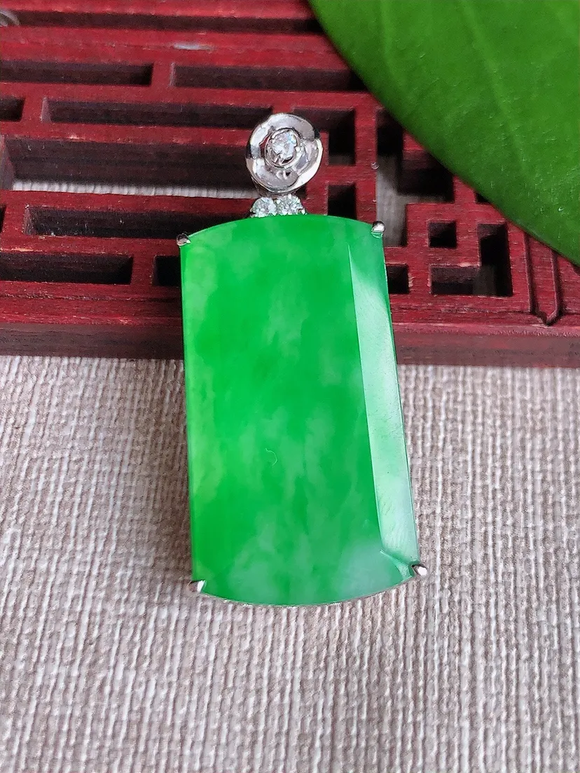 天然A货翡翠18K金伴阳绿无事牌吊坠尺寸40.6×31×16.6×6m量8.86g 0719