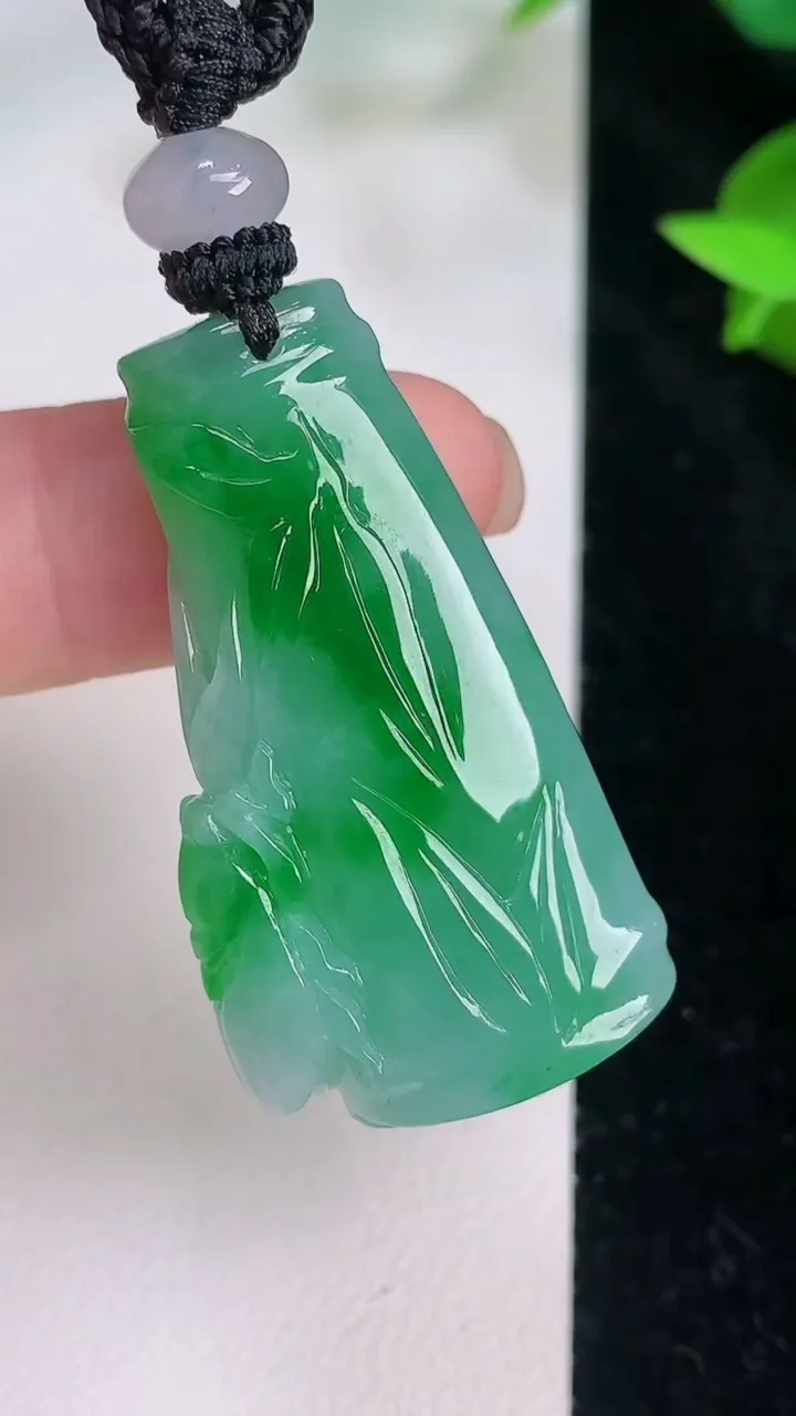 天然A货翡翠节节高升 竹节吊坠，尺寸42-21.4-8.5，重量:17.07g
7月21日