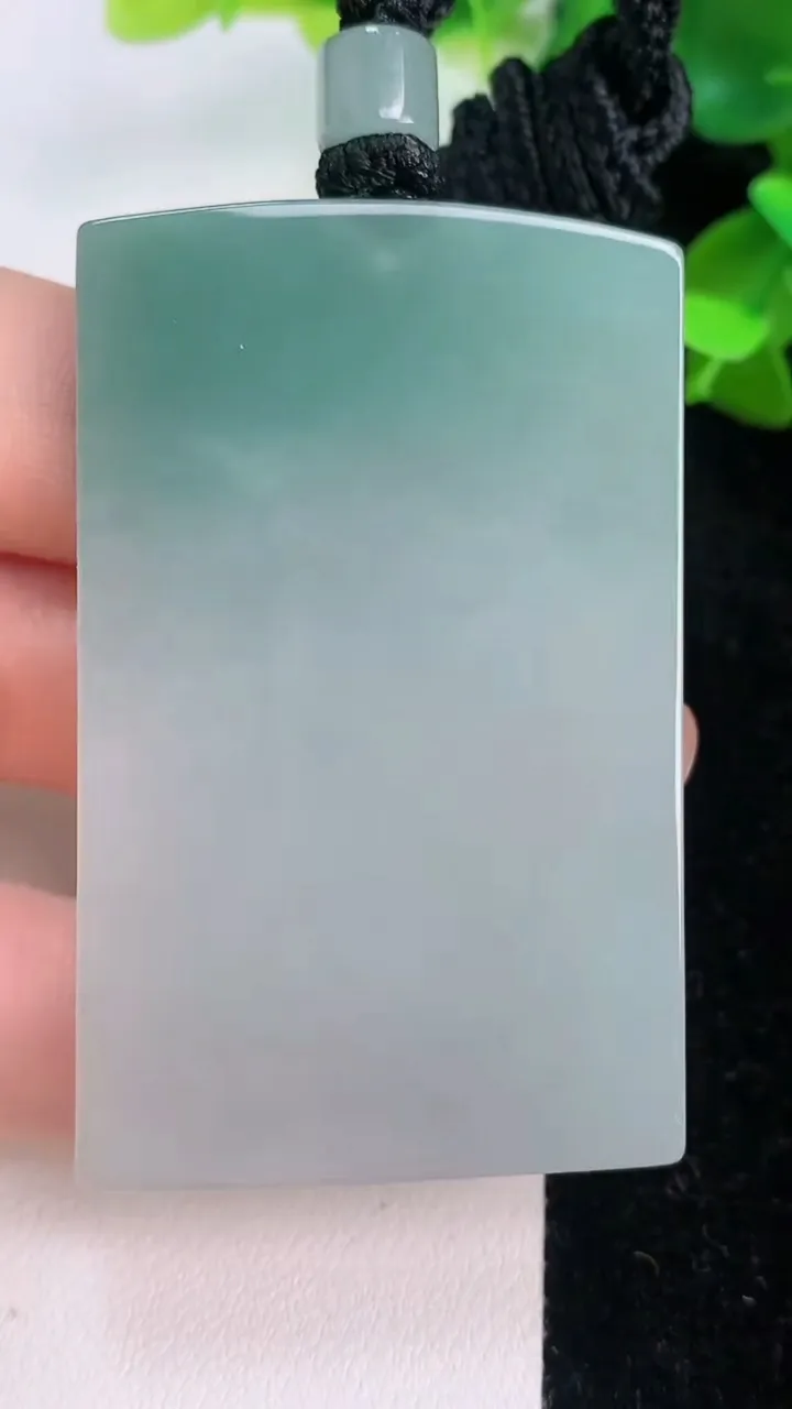 天然A货翡翠飘花生肖马吊坠，尺寸56.6-35.6-5.7，重量:40.00g
7月21日