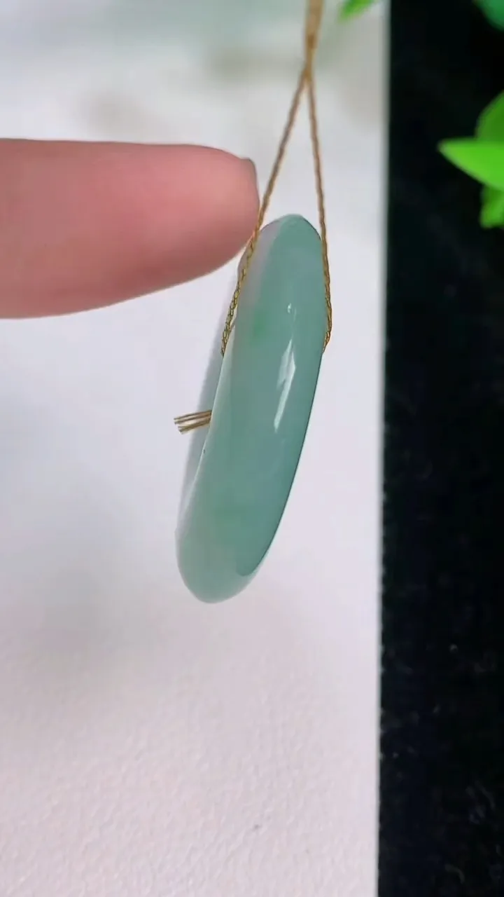 天然A货翡翠平安扣吊坠，尺寸28.8-6.3，重量:11.46g
7月21日