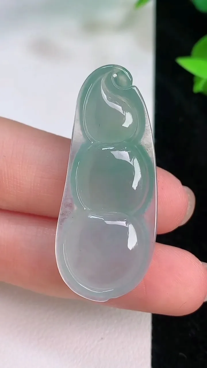 天然A货翡翠福豆吊坠，尺寸41-17.4-6，重量:7.03g
7月21日