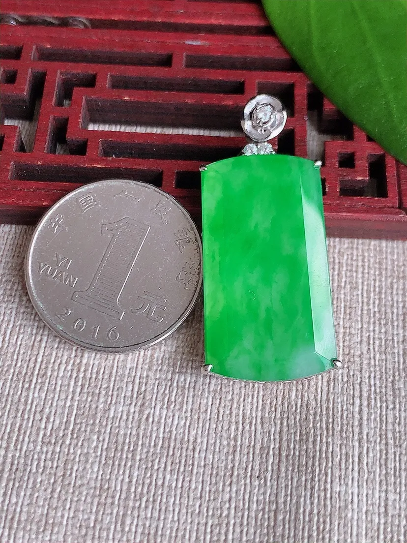 天然A货翡翠18K金伴阳绿无事牌吊坠尺寸40.6×31×16.6×6m量8.86g 0719