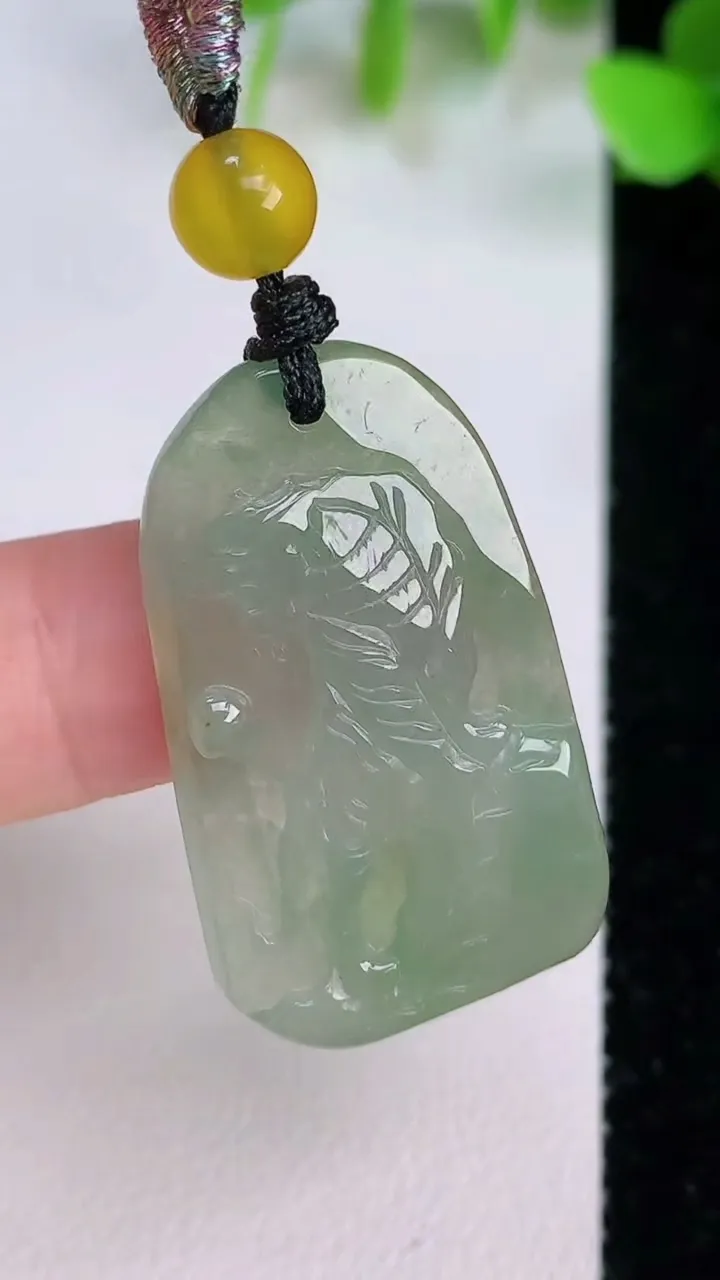 天然A货翡翠生肖虎吊坠，尺寸34-19.6-4.6，重:6.24g
7月21日