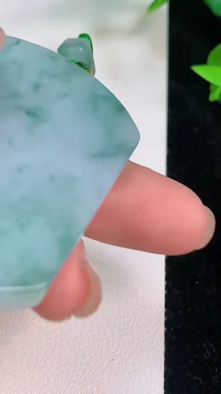 天然A货翡翠飘花无事牌吊坠，尺寸51.3-38.4-5，重量:30.96g
7月21日
