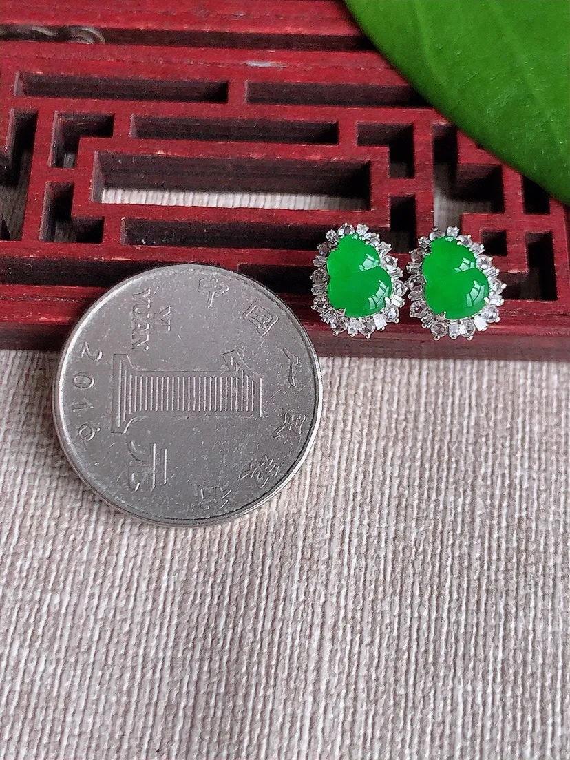 天然A货翡翠18K金伴钻镶嵌阳绿葫芦耳钉 尺寸6.6×5mm 重量1.80g 0720