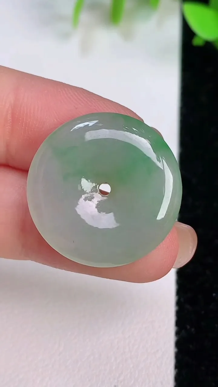 天然A货翡翠平安扣吊坠，尺寸23-3.8，重量:4.47g
7月22日