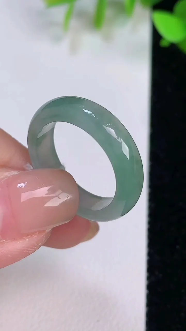 天然A货翡翠戒指指环，尺寸18-5.4-3，重量:3.45g2025年7月22日
工厂直销收藏佳品,种好水足，色泽均匀，有种有色，上手高大气！