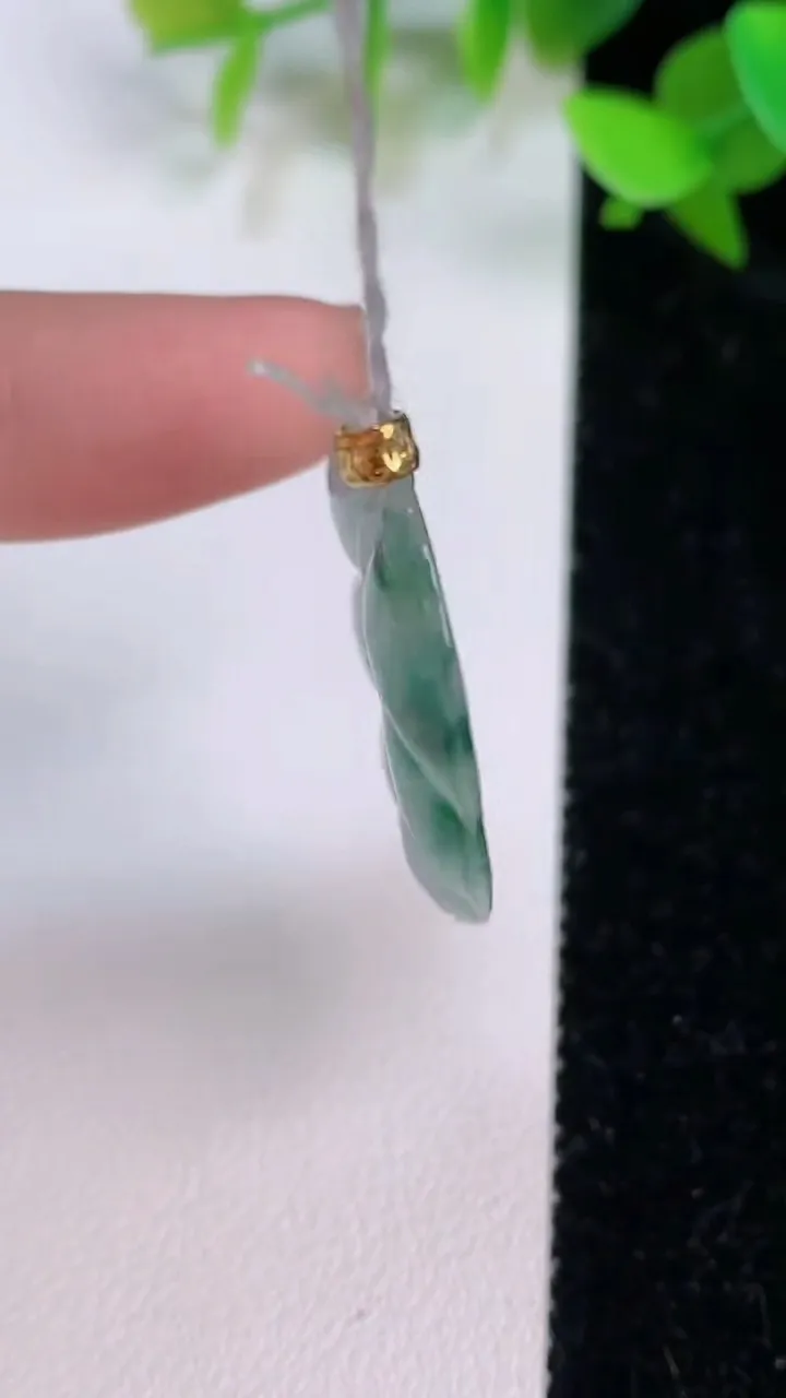 天然A货翡翠18k金飘花金枝玉叶 叶子吊坠，尺寸32.2-19.2-3.4，重量:4.15g
7月22日