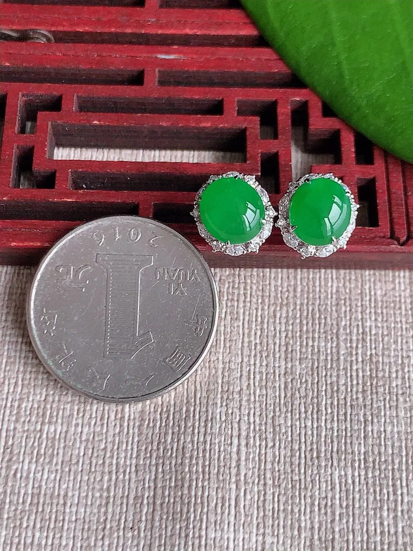 天然A货翡翠18K金伴钻镶嵌阳绿蛋面耳钉尺寸8×7mm 重量2.55g 0720