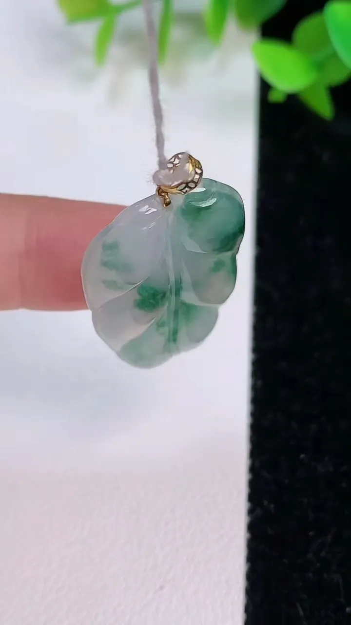 天然A货翡翠18k金飘花金枝玉叶 叶子吊坠，尺寸32.2-19.2-3.4，重量:4.15g
7月22日