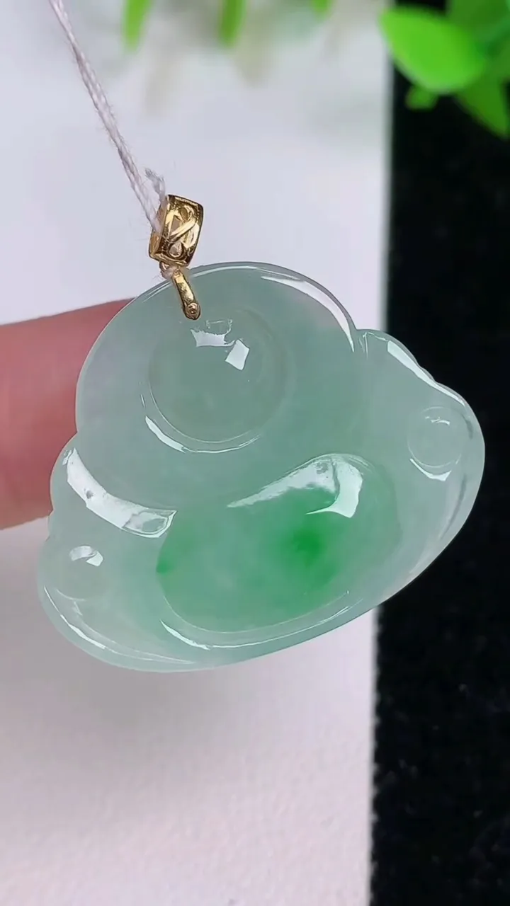 天然A货翡翠佛公吊坠，尺寸25-29.6-6，重量:6.45g
7月22日