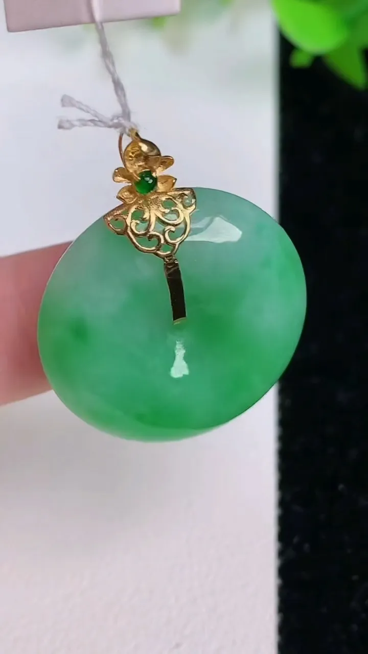 天然A货翡翠平安扣吊坠，尺寸25-6.3，重量:8.66g
7月22日