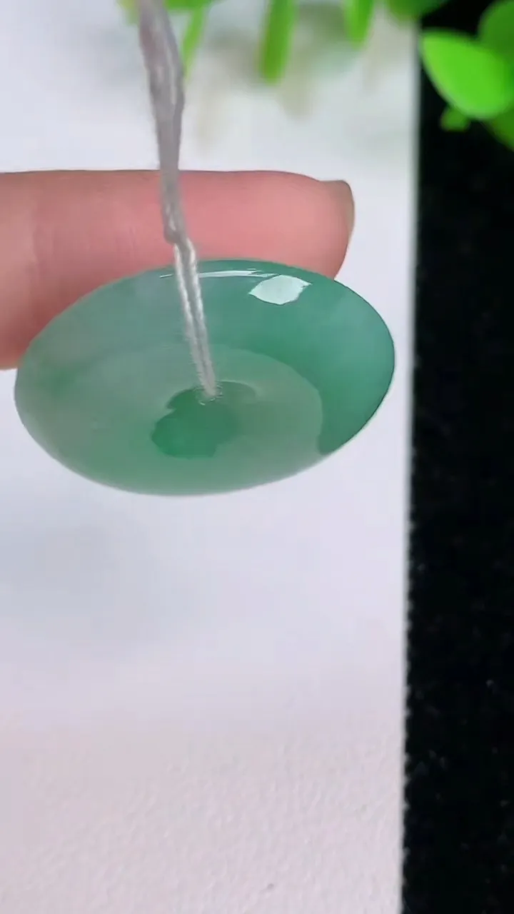天然A货翡翠平安扣吊坠，尺寸25.2-5.8，重量:8.50g
7月22日