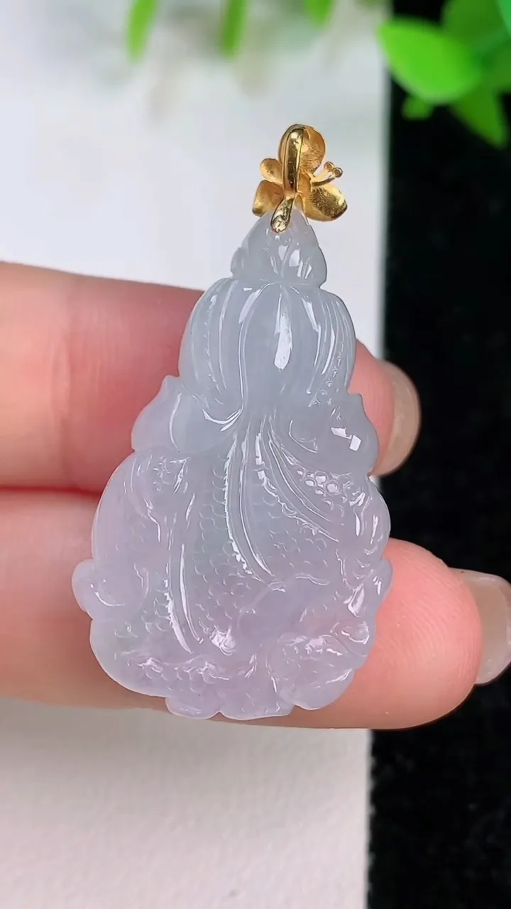 天然A货翡翠白菜吊坠，尺寸31.4-19.5-7，重量:7.84g
7月22日