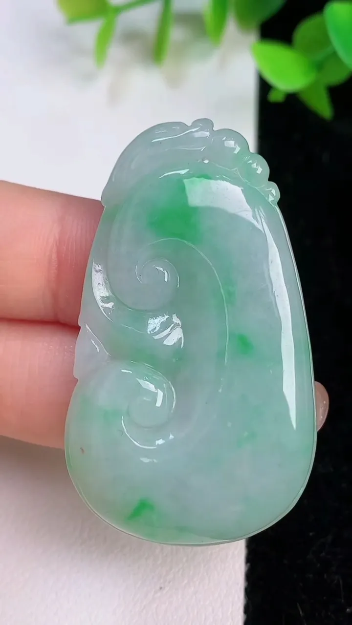 天然A货翡翠如意吊坠，尺寸47.4-28-5.8，重量:15.60g
7月22日