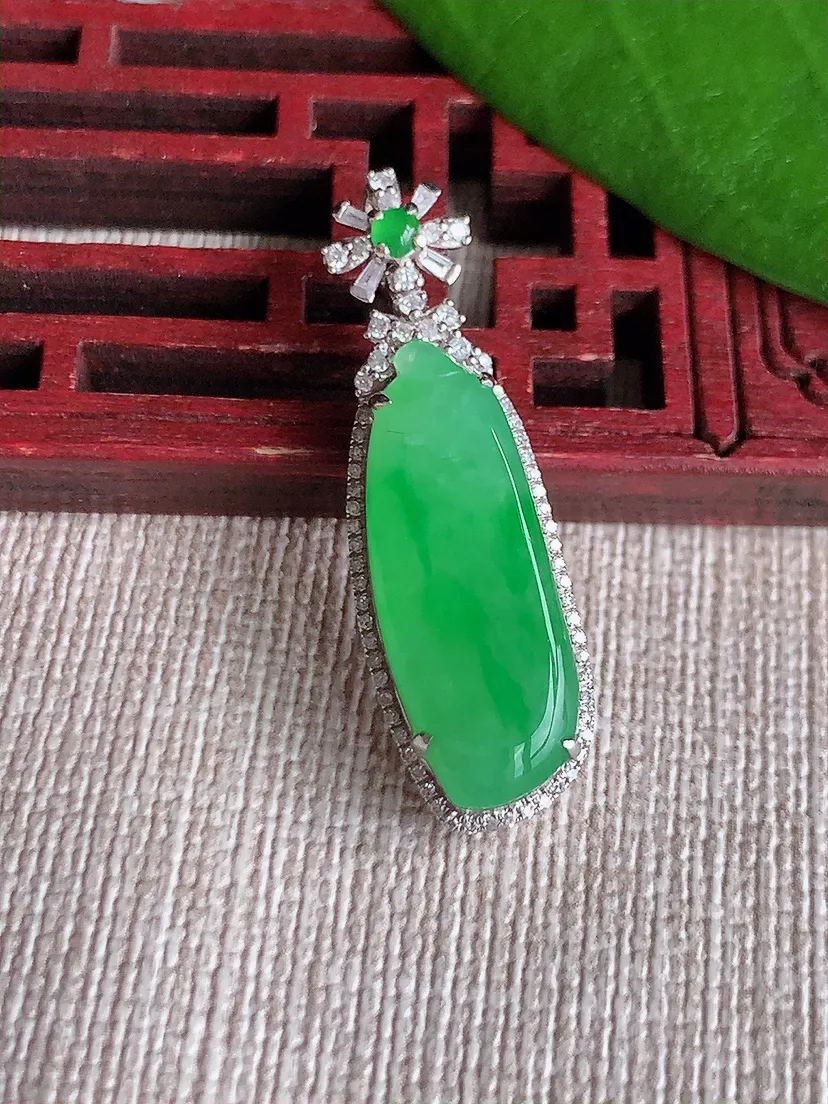 天然A货翡翠18K金伴满绿福瓜吊坠 尺寸33.2×10×6裸石22×8m量4.42g 0720