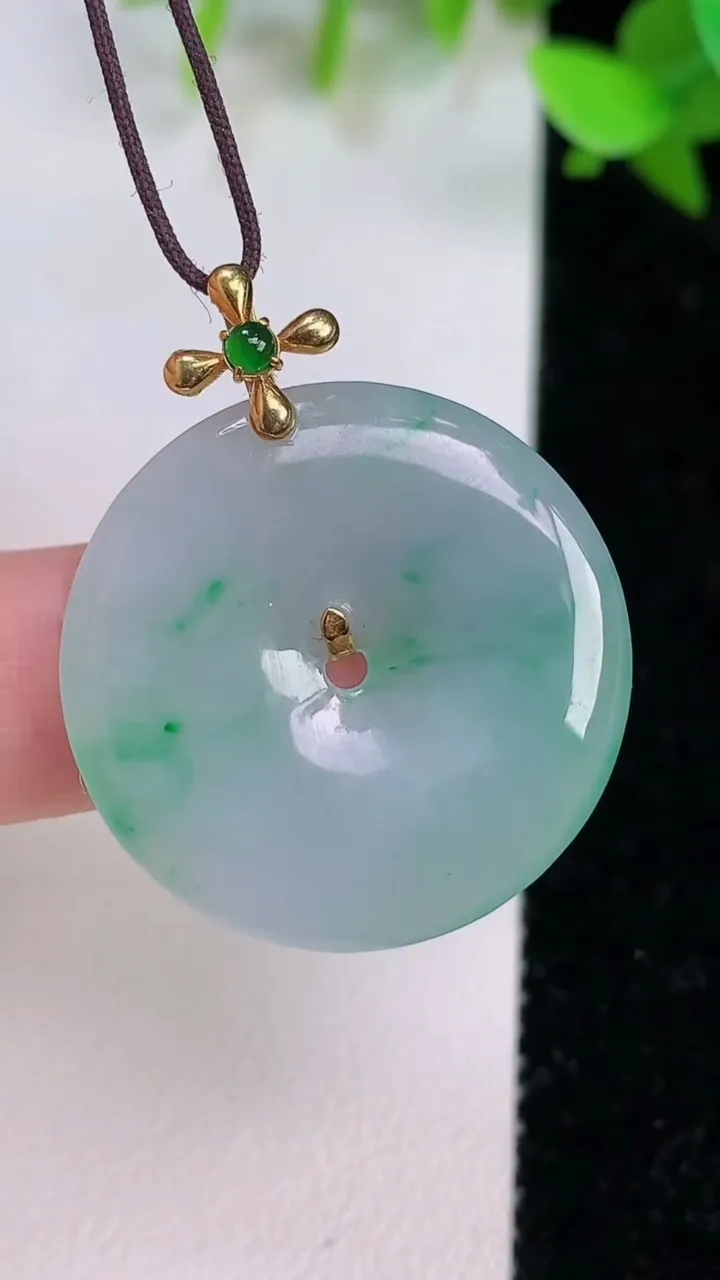 天然A货翡翠平安扣吊坠，尺寸26.7-3.6，重量:5.85g
7月22日