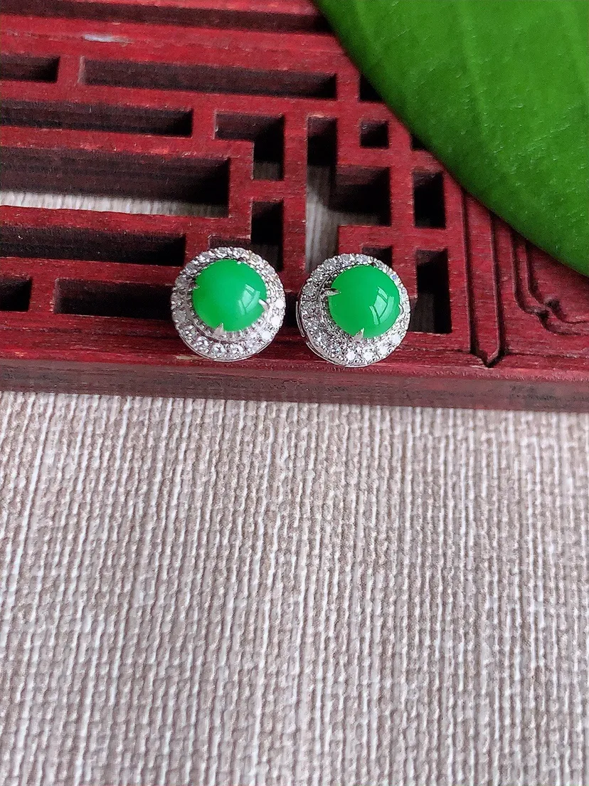 天然A货翡翠18K金伴钻镶嵌满绿蛋面耳钉 尺寸4.6mm 重量1.50g 0720