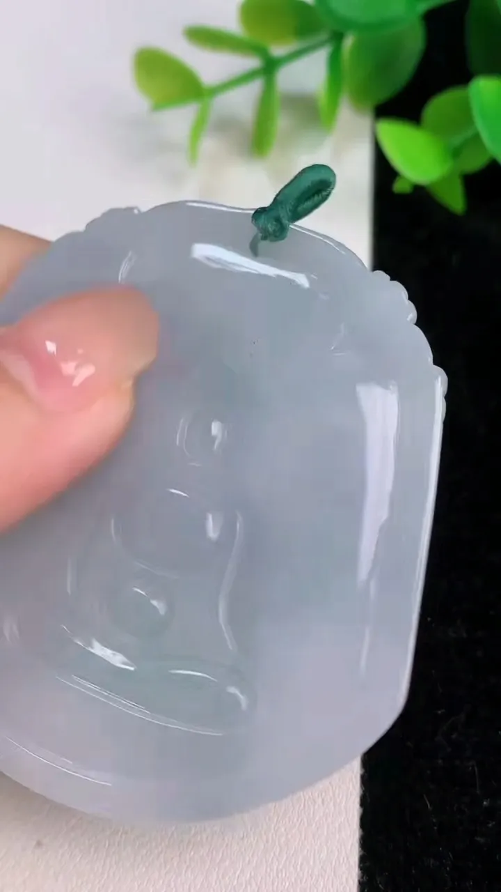 天然A货翡翠大势至观音菩萨吊坠，尺寸57.7-43.2-4.6，重量:30.00g
7月22日