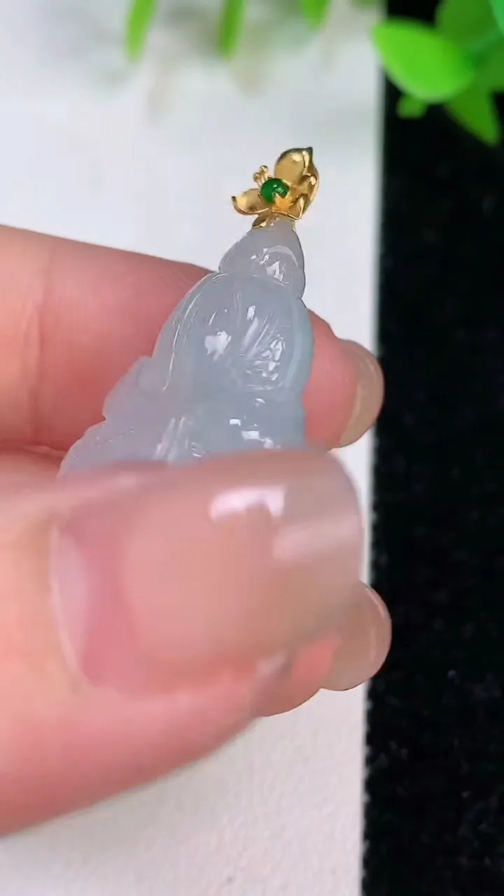 天然A货翡翠白菜吊坠，尺寸31.4-19.5-7，重量:7.84g
7月22日