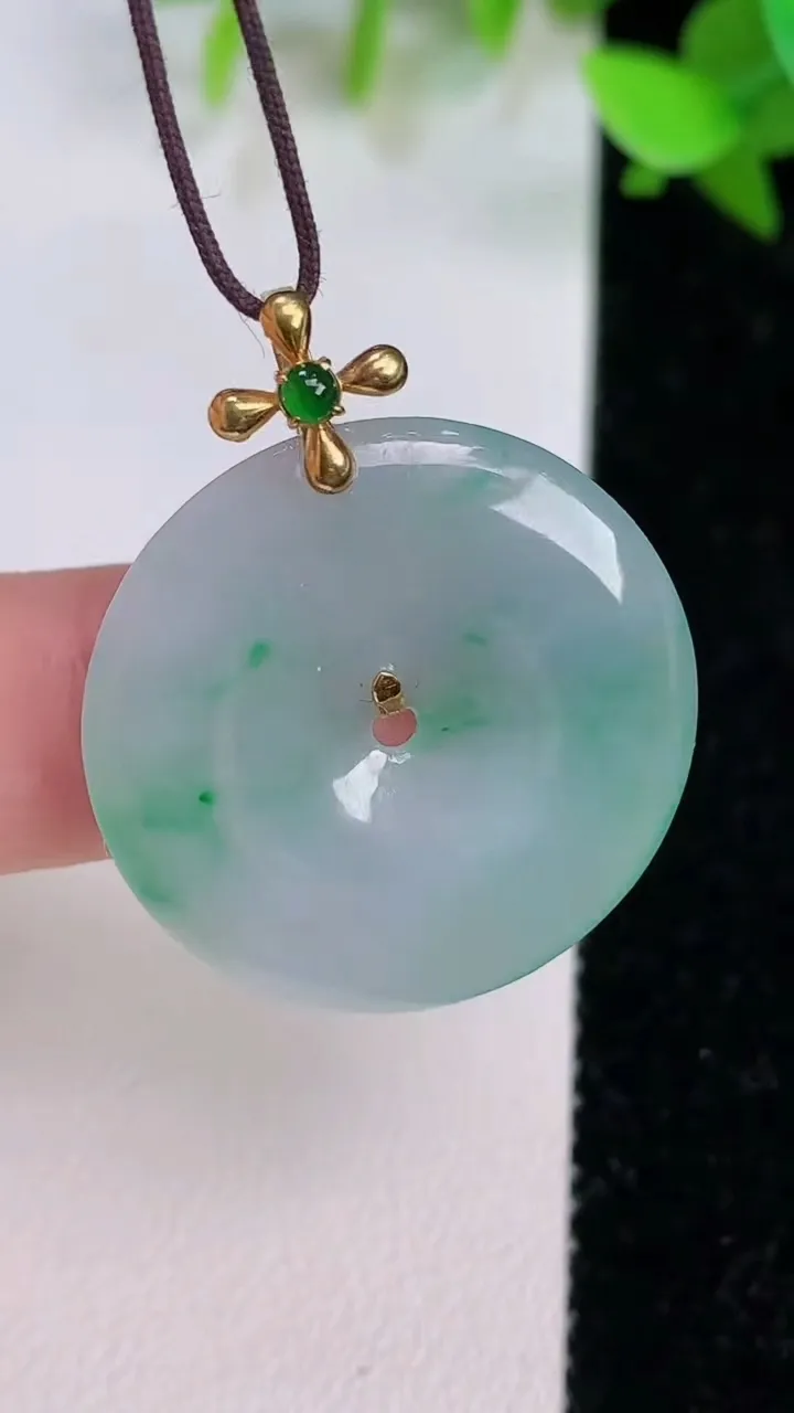 天然A货翡翠平安扣吊坠，尺寸26.7-3.6，重量:5.85g
7月22日