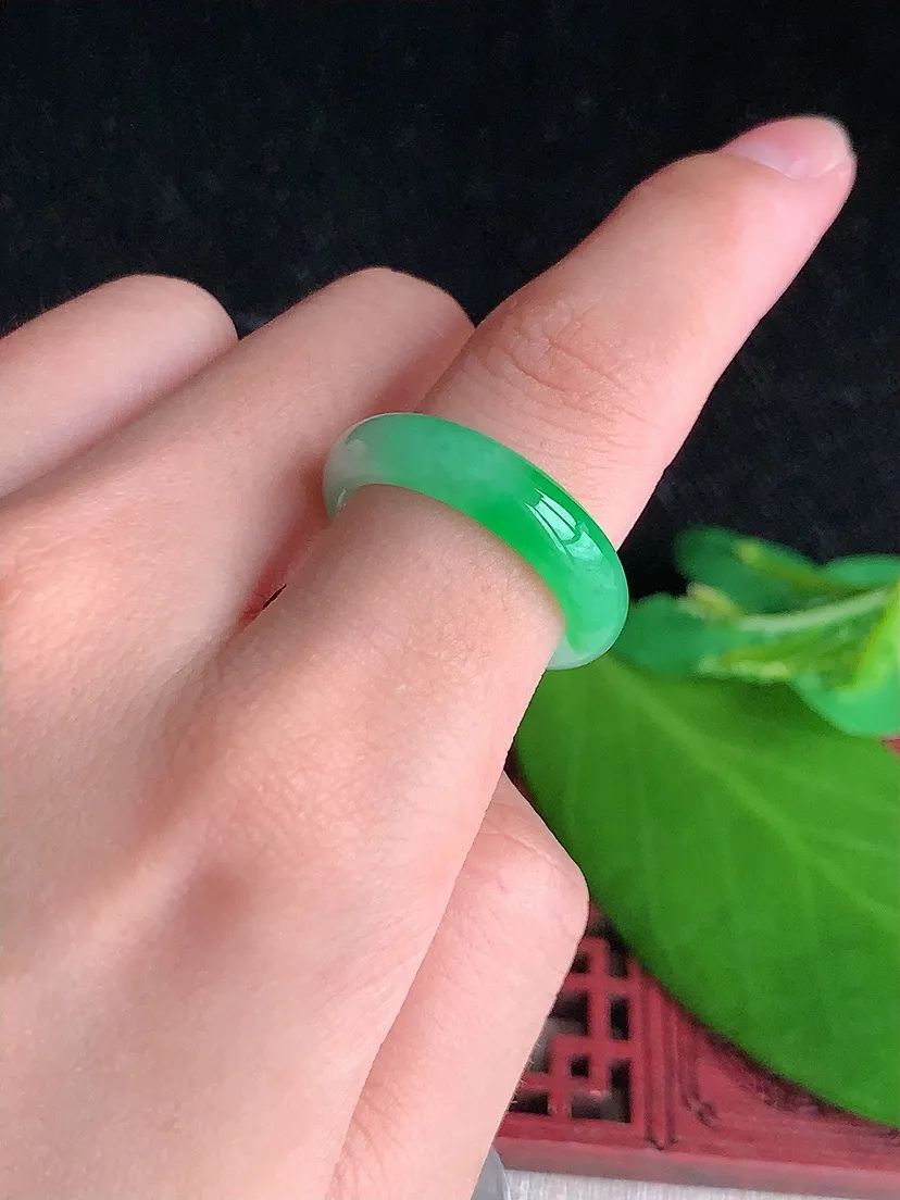 天然A货翡翠飘绿素面戒指尺寸18.2×5×2.6m量3.50g 0720