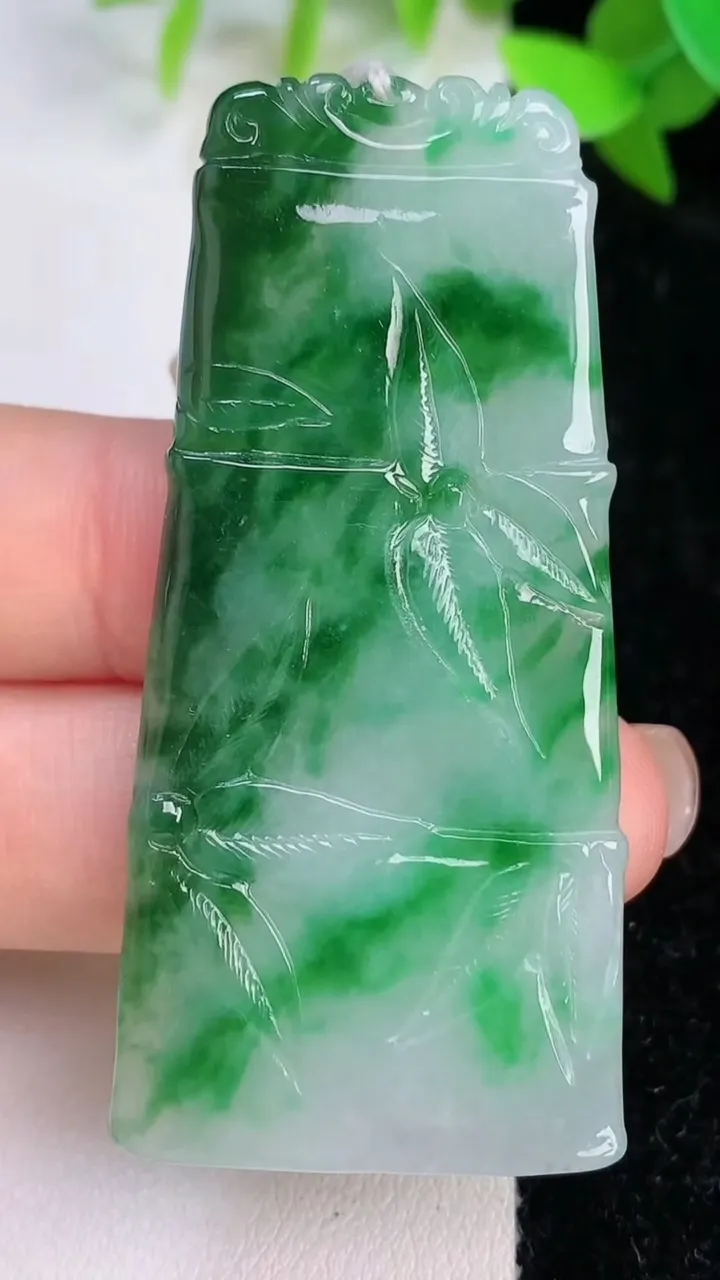 天然A货翡翠节节高升 竹节吊坠，尺寸58-27-4，重量:16.59g
7月22日