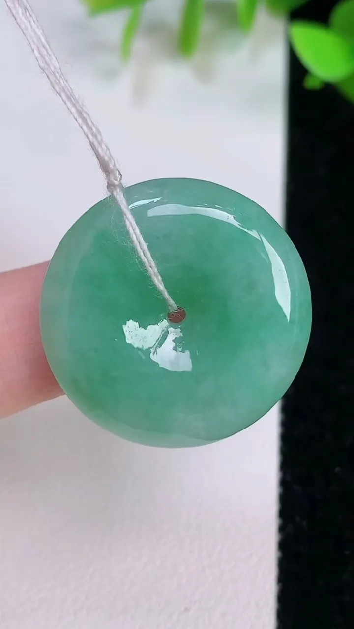 天然A货翡翠平安扣吊坠，尺寸25.2-5.8，重量:8.50g
7月22日