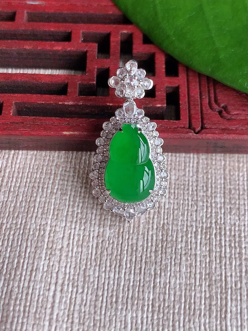 天然A货翡翠18K金伴阳绿葫芦吊坠尺寸27.6×13×9.8裸石12.3×7.6m量3.85g 0720