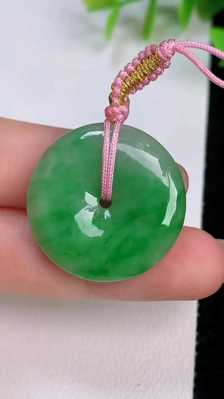天然A货翡翠平安扣吊坠，尺寸26.8-5.4，重量:8.22g
7月22日