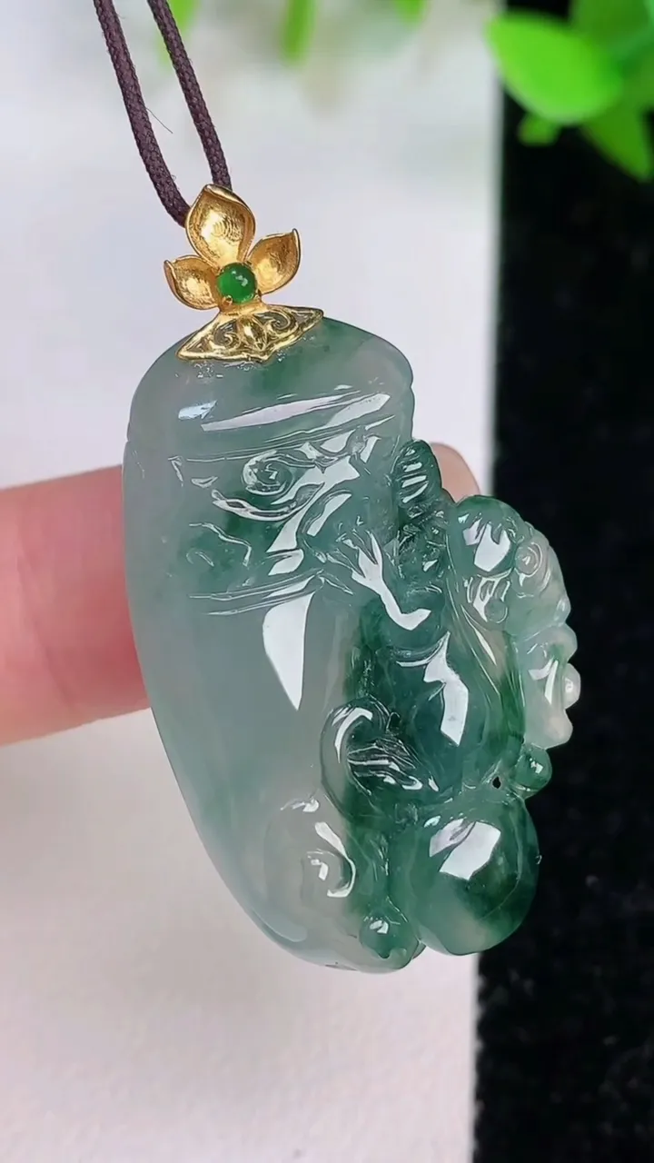 天然A货翡翠18k金飘花生肖猴吊坠，尺寸33.5-22-7，重量:9.16g
7月22日