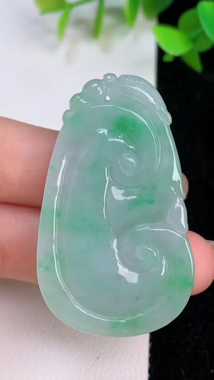 天然A货翡翠如意吊坠，尺寸47.4-28-5.8，重量:15.60g
7月22日