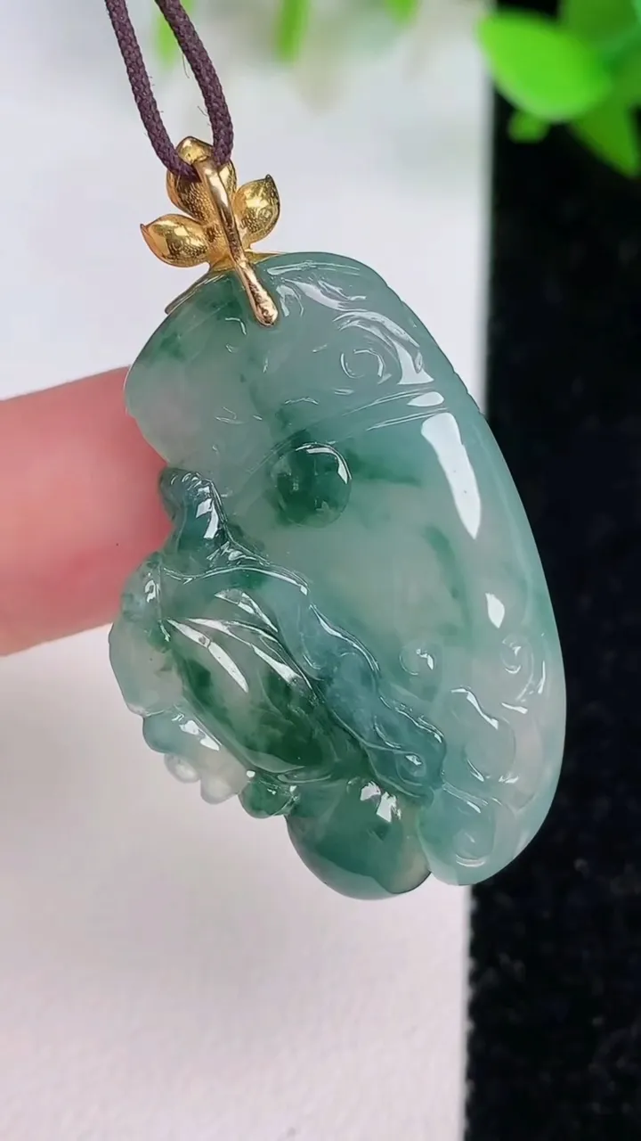 天然A货翡翠18k金飘花生肖猴吊坠，尺寸33.5-22-7，重量:9.16g
7月22日