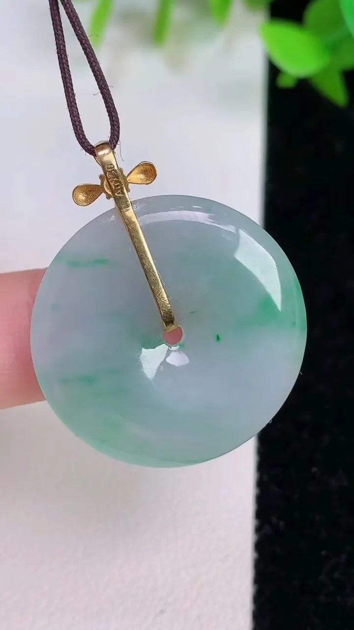 天然A货翡翠平安扣吊坠，尺寸26.7-3.6，重量:5.85g
7月22日