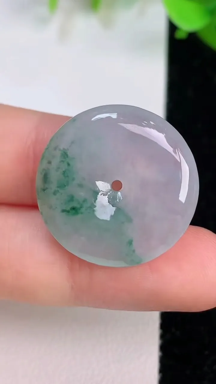 天然A货翡翠冰种飘花平安扣吊坠，尺寸23.6-4.6，重量:5.26g
7月22日