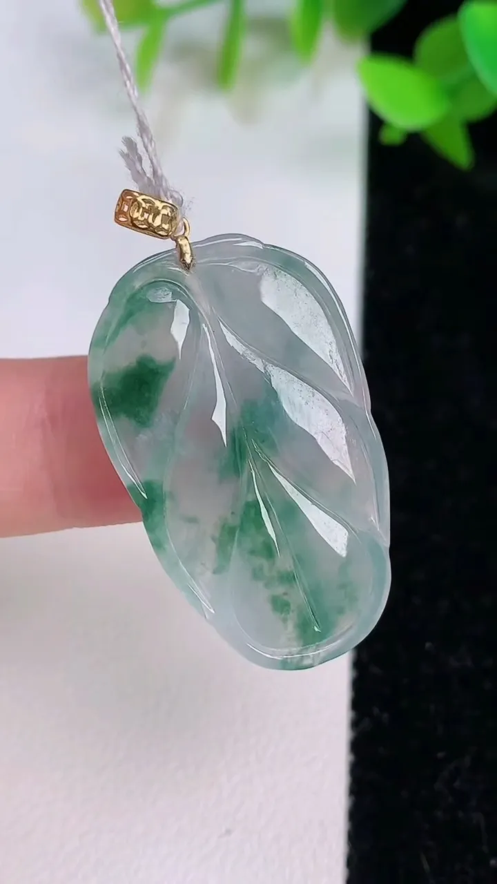 天然A货翡翠18k金飘花金枝玉叶 叶子吊坠，尺寸32.2-19.2-3.4，重量:4.15g
7月22日