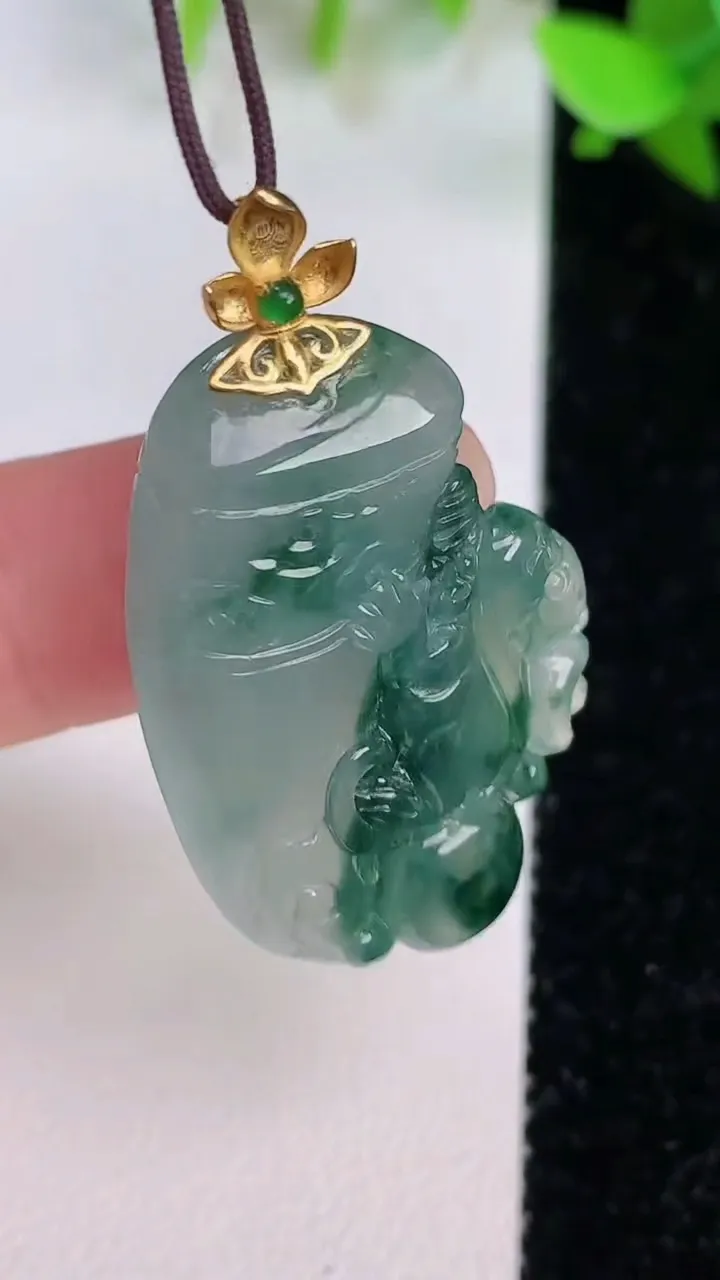 天然A货翡翠18k金飘花生肖猴吊坠，尺寸33.5-22-7，重量:9.16g
7月22日
