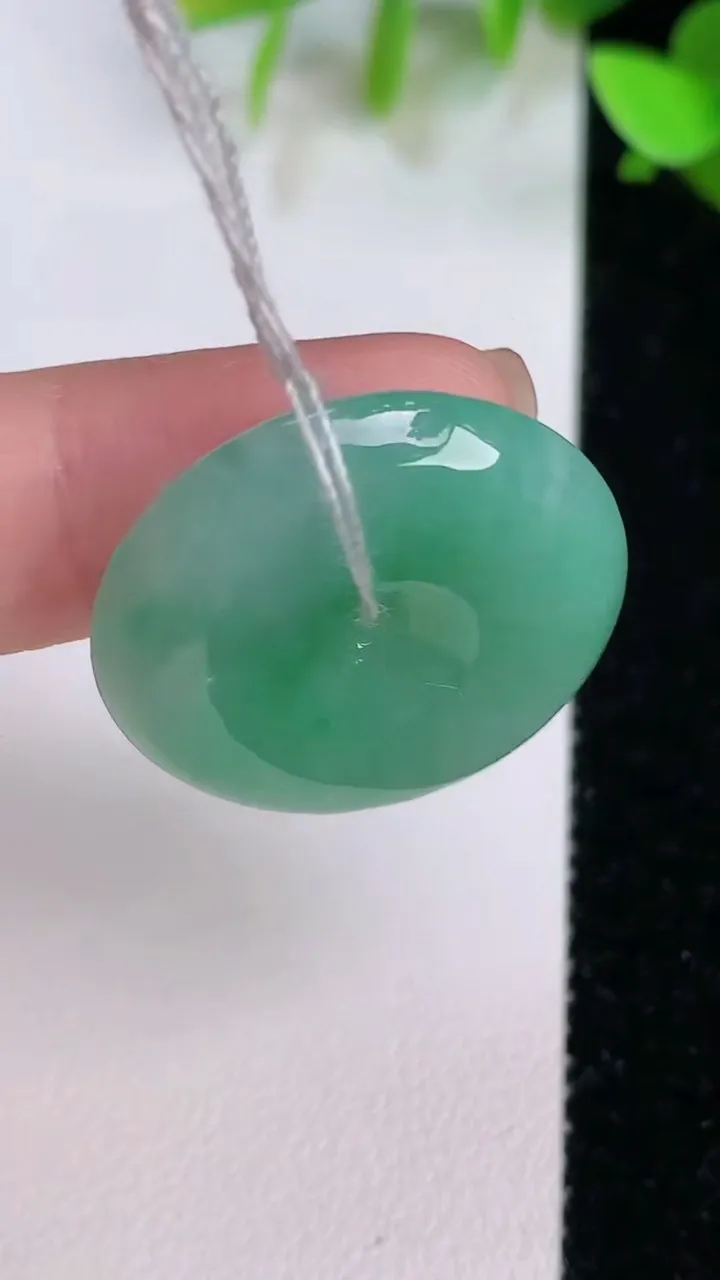天然A货翡翠平安扣吊坠，尺寸25.2-5.8，重量:8.50g
7月22日