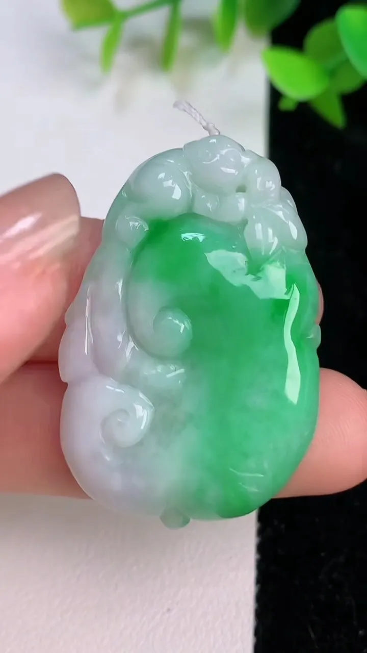天然A货翡翠如意吊坠，尺寸38.5-26-6，重量:11.42g
7月22日