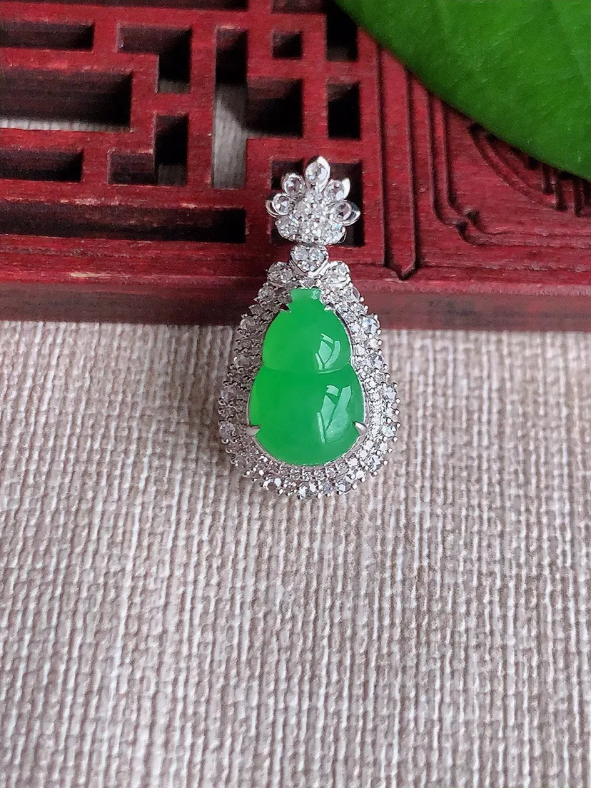 天然A货翡翠18K金伴阳绿葫芦吊坠尺寸23.3×11.8×10.4裸石10.8×7.2m量3.10g 0720