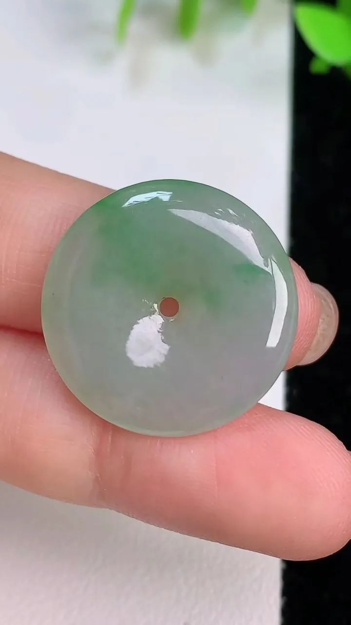 天然A货翡翠平安扣吊坠，尺寸23-3.8，重量:4.47g
7月22日